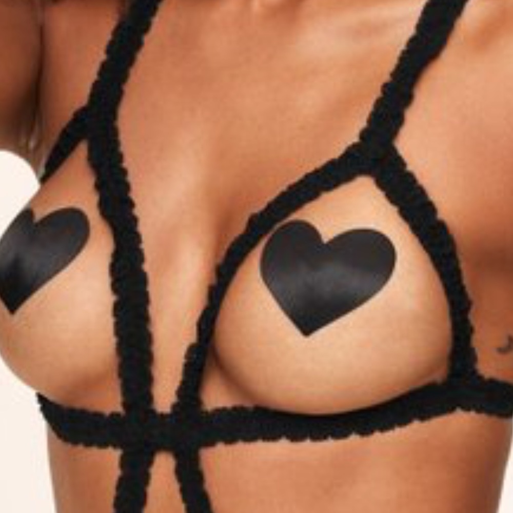 Nylon Soft Strap Ruffled Black Kink Harness Garters Gold Metal Heart